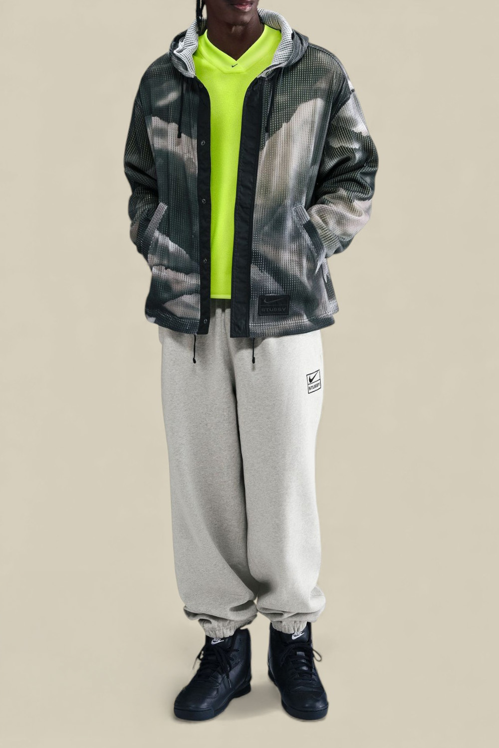 תמונת כל הלוק של ז'קט נייקי X סטוסי